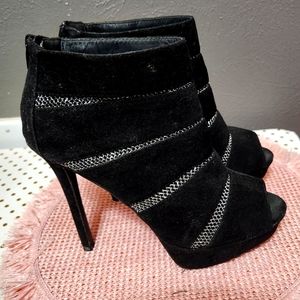 Charlotte Russe, Open Toe High Heel shoes. Size 8, Black with silver design!